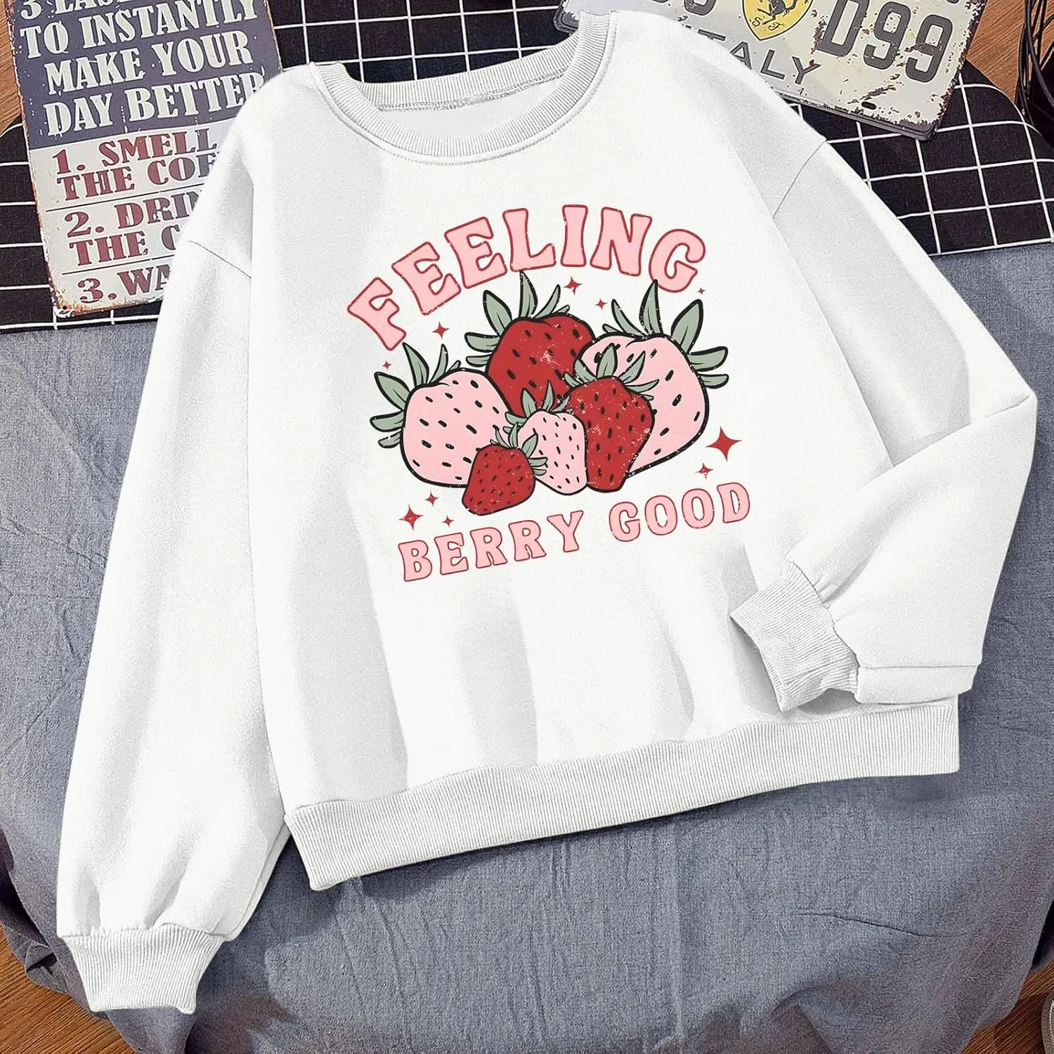 Cute Strawberry Graphic Crewneck Sweatshirts For Women Kawaii Aesthetic Printed Sweatshirt Trendy Long Sleeve Shirt