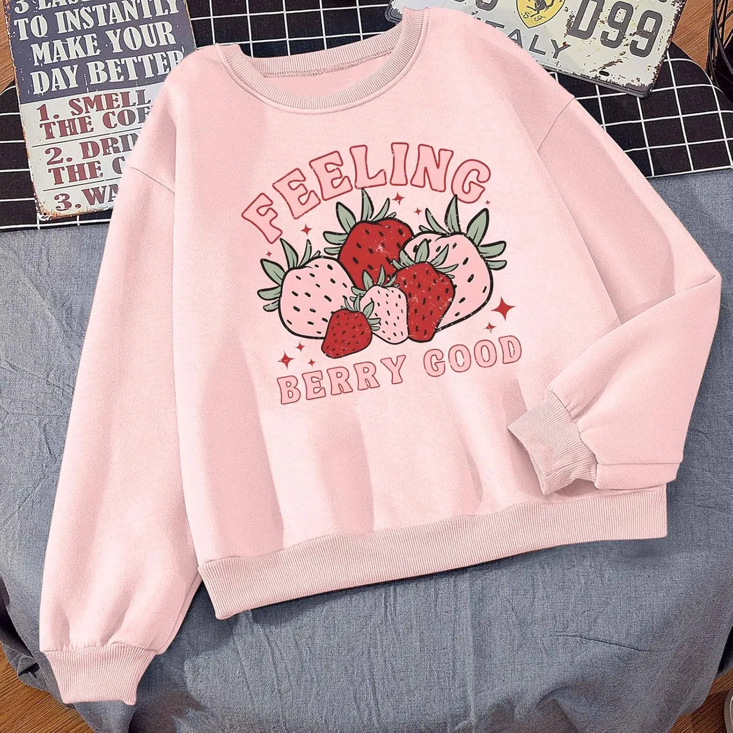 Cute Strawberry Graphic Crewneck Sweatshirts For Women Kawaii Aesthetic Printed Sweatshirt Trendy Long Sleeve Shirt