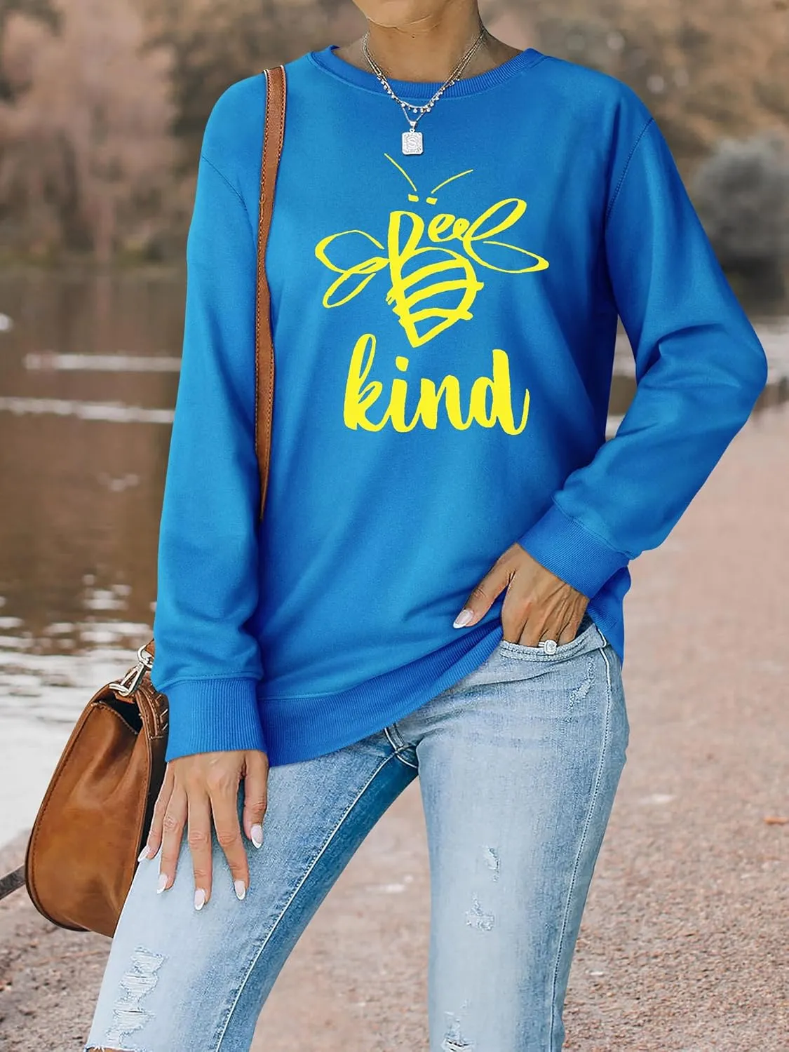 Dresswel Women's Be Kind Sweatshirt Cute Bee Graphic Crewneck Sweatshirt Funny Long Sleeve Teacher Shirts